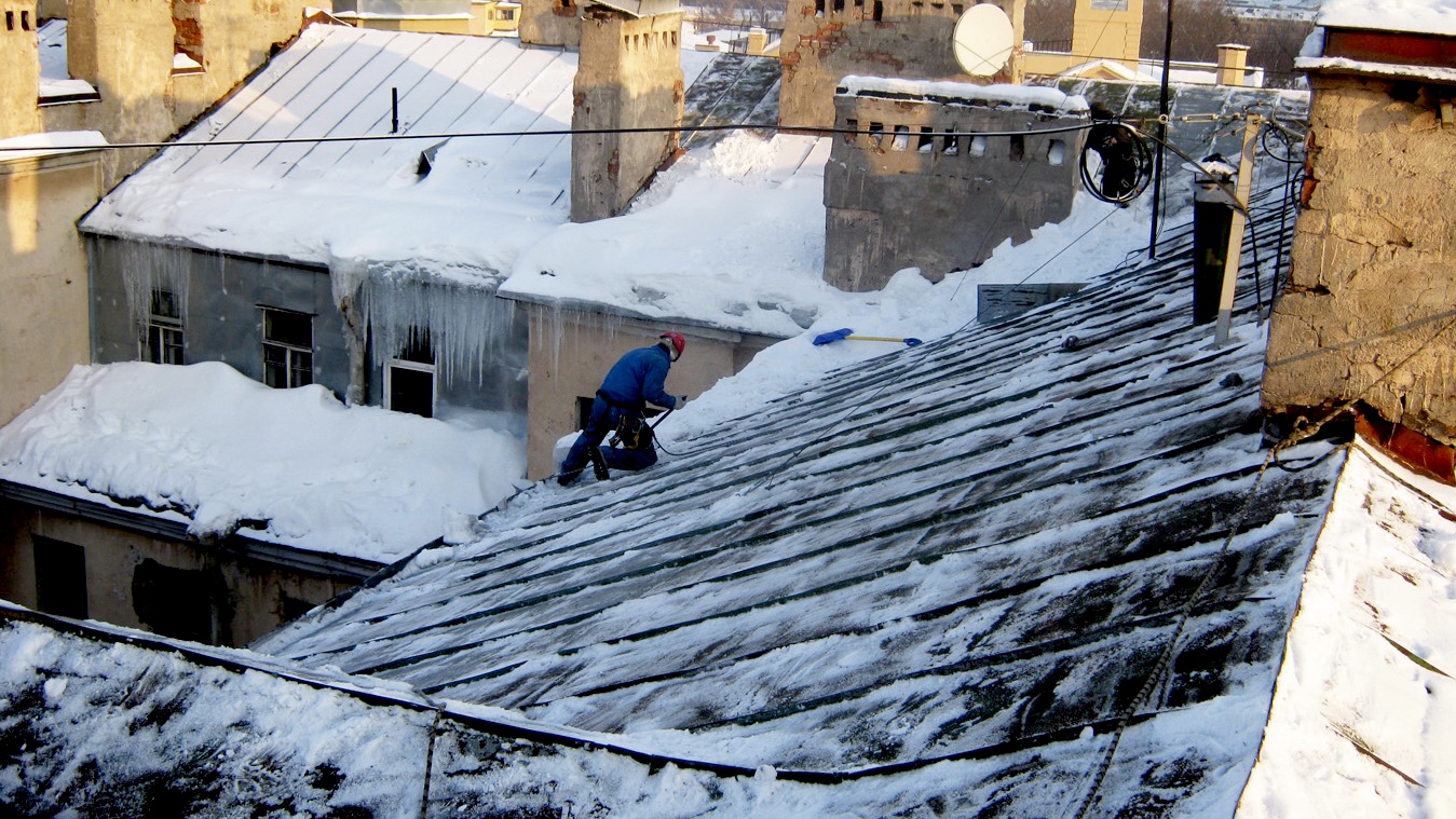 Уборка снега крыш домов. Снег на крыше. Крыша зимой. Снег на крышах домов. Крыша зима.